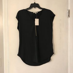 💕NWT✨ Green Envelope zipper T-Shirt